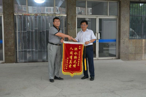 邢臺市衛計委副主任李建東親手將寫有“洪水終無情，人間有真愛”的錦旗贈予附屬醫院張海松院長表示感謝